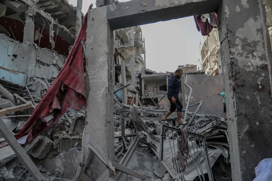 Imagen del 31 de octubre de 2023 de personas revisando ruinas luego de ataques aéreos israelíes, en el norte de la Franja de Gaza. (Xinhua)