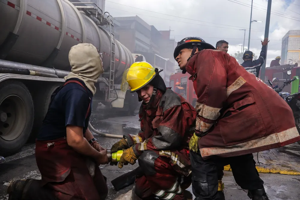 Bomberos de Caracas atienden incendio estructural en la parroquia Santa Rosalía. Foto: Mario Flores / ElMartilloVen