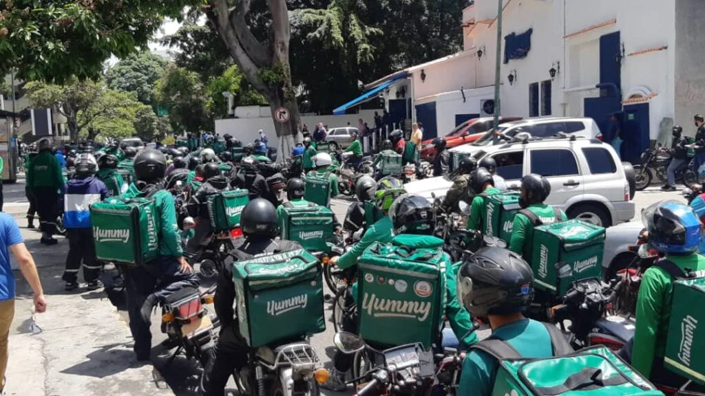 Motorizados de la empresa de reparto a domicilio Yummy. Foto Punto de Corte