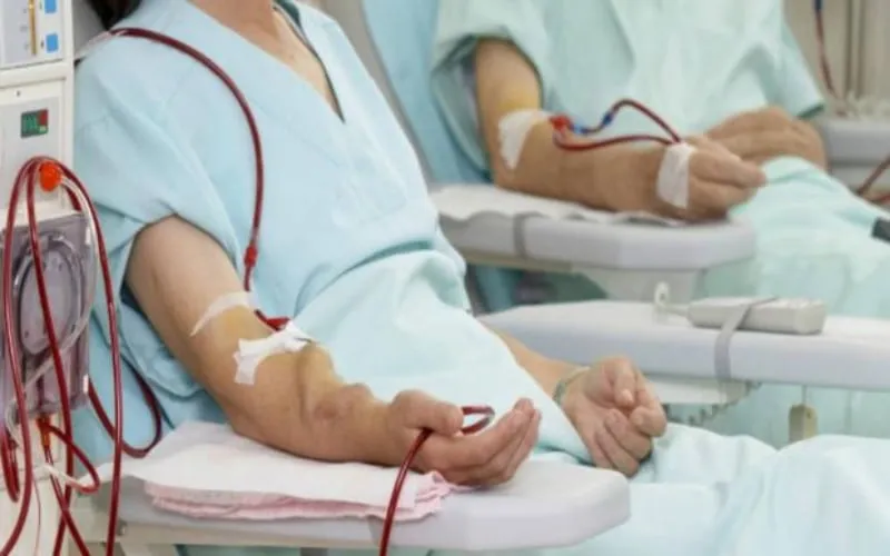 Pacientes que sufren de la enfermedad renal crónica, en el proceso de diálisis. 