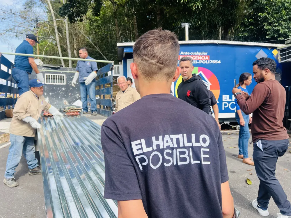 Entrega de láminas de zinc a los hatillanos