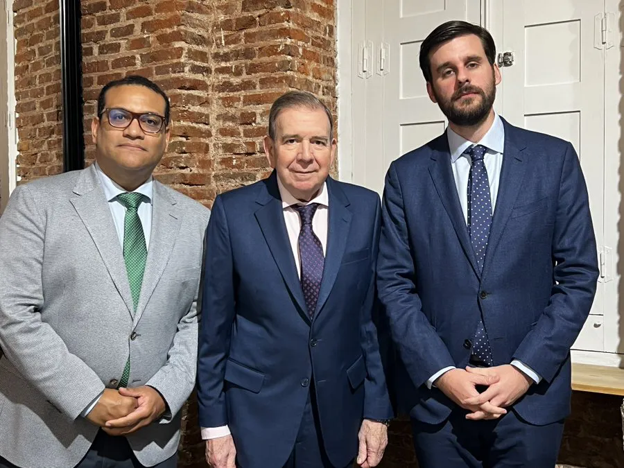 Edmundo González Urrutia junto a Juan Pappier, subdirector de la División de las Américas de Human Rights Watch