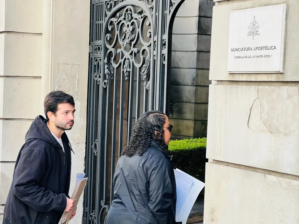 Venezolanos desde la sede de la Nunciatura Apostólica en Buenos Aires, Argentina