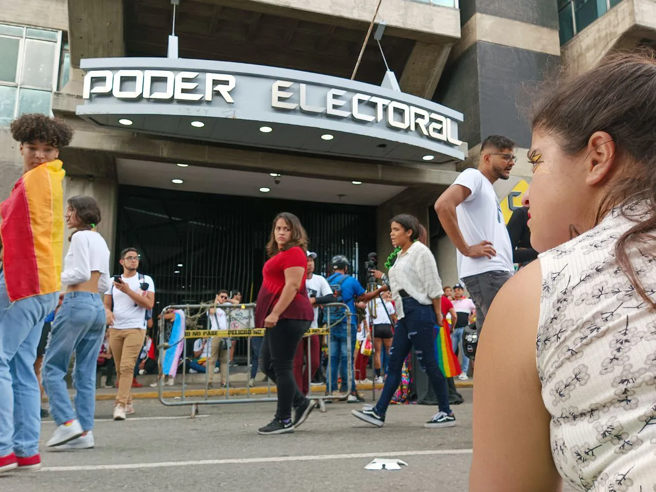 Personas de la Comunidad LGBTIQ+, esperan a las afueras del CNE a ser atendidos / Foto: José Mireles Alcalá - ElMartilloVen