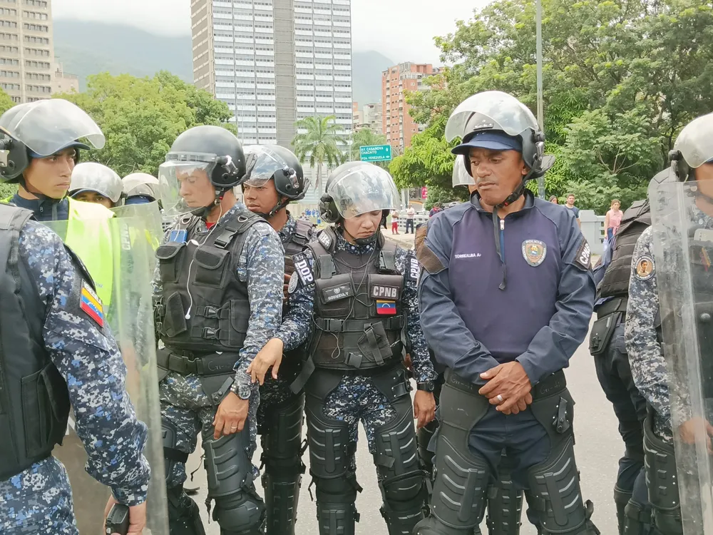 Policias obstaculizan la protesta de trabajadores universitarios de la UCV