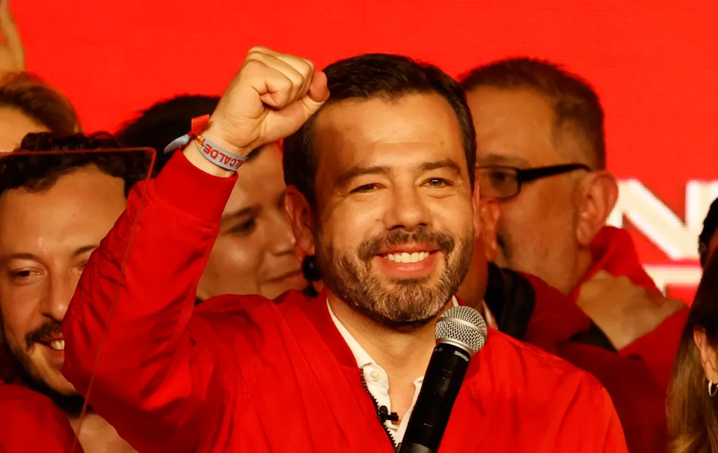 Carlos Fernando Galán Pachón, hijo menor del líder político Luis Carlos Galán Sarmiento y del partido Nuevo Liberalismo, habla luego de ser elegido como nuevo alcalde de Bogotá, hoy en Bogotá (Colombia). EFE/Mauricio Dueñas Castañeda.