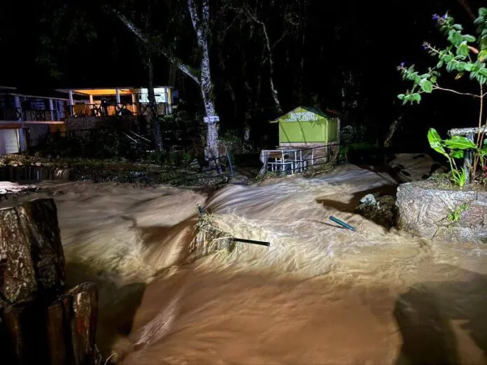 Intensas lluvias afectan vialidad y el servicio eléctrico en zonas de Mérida.