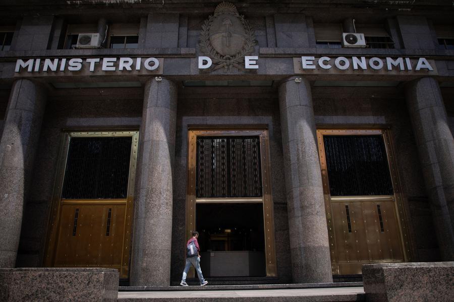 Fachada del Ministerio de Economía, en la ciudad de Buenos Aires, capital de Argentina. (Xinhua/Martín Zabala).