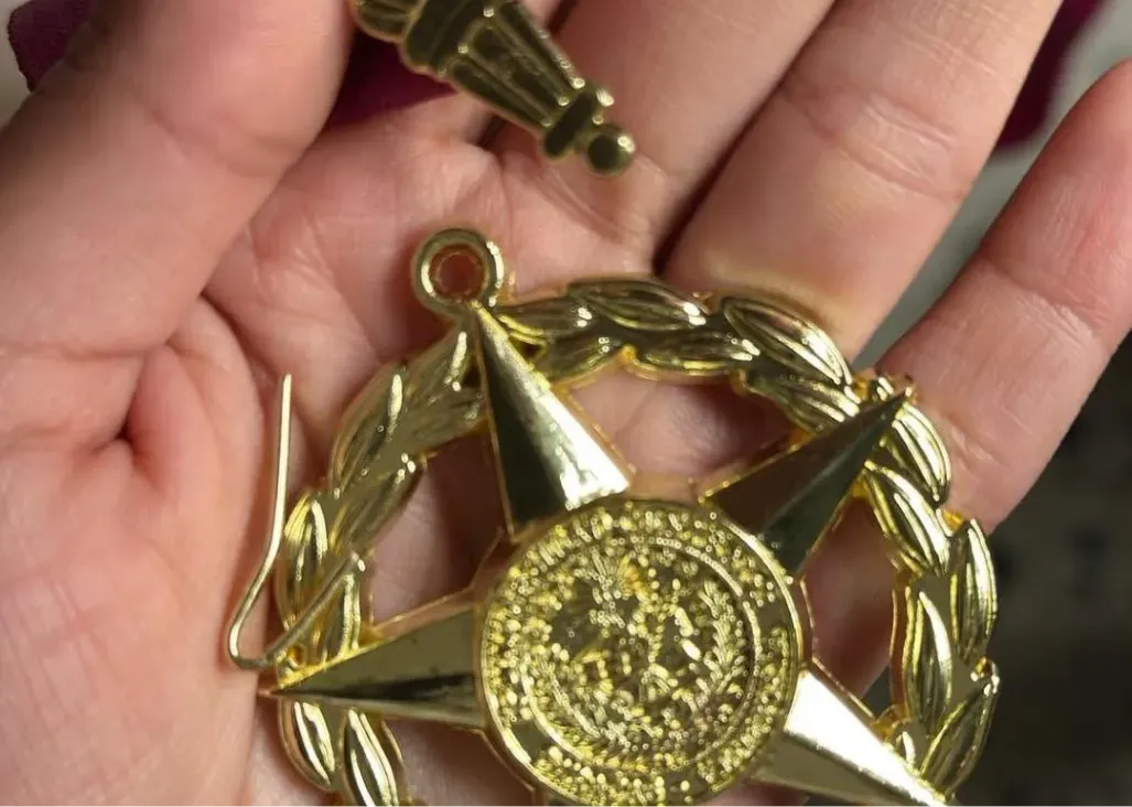 Medalla UCV rota. Foto: Viva La UCV