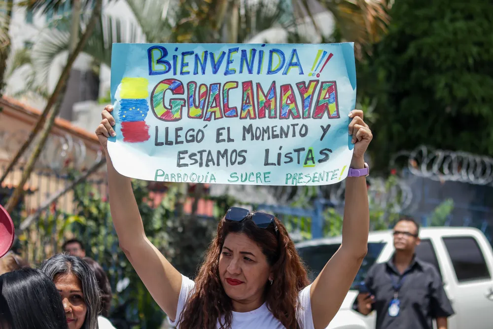Simpatizantes de Vente Venezuela reciben a Claudia Macero. Foto: Mario Flores / ElMartilloVen
