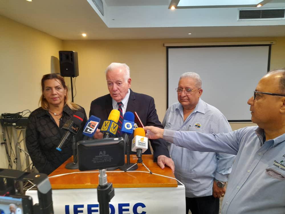 Eduardo Fernández, dirigente político venezolano.