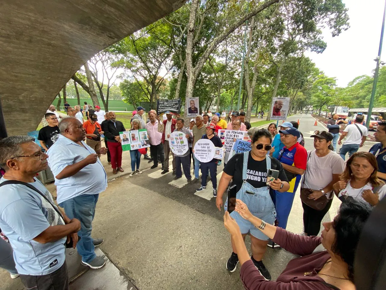 Protesta de trabajadores de la administración pública en la Puerta Tamanaco de la UCV.