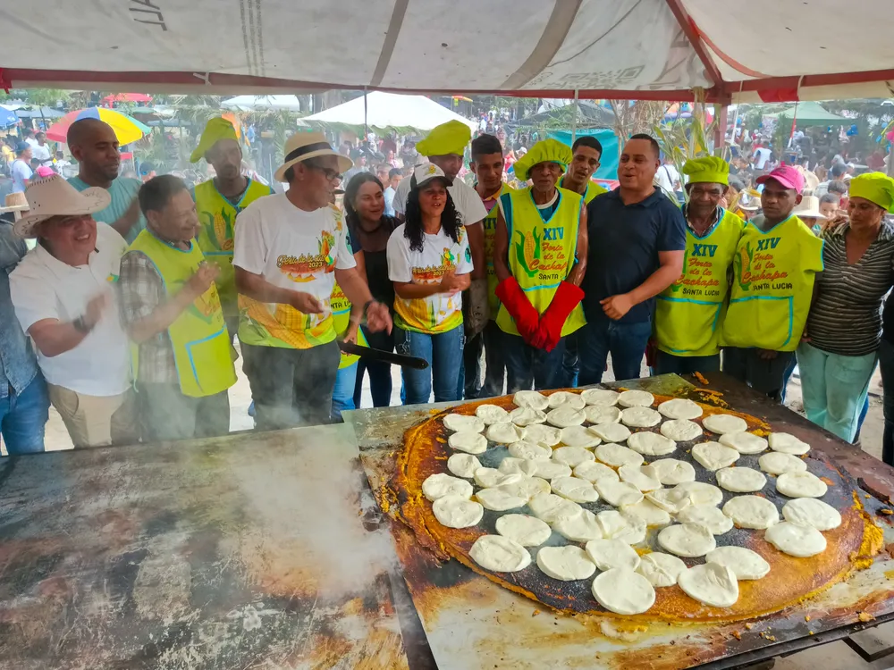 Cachapa mas grande de Venezuela, eleborada en el municipio Paz Castillo, del estado Miranda. - Foto: José Mireles Alcalá / ElMartilloVen.