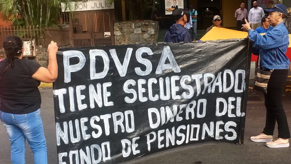 Jubilados protestan frente a la sede de PDVSA La Campiña. Foto Archivo ElMartilloVen / José Mireles Alcalá 