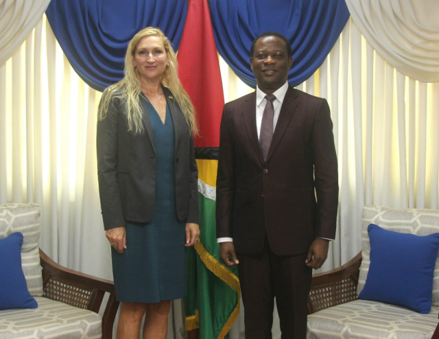Nicole Theriot, embajadora de EEUU en Guyana.