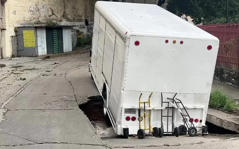 Hundimiento de Camión en Caracas.