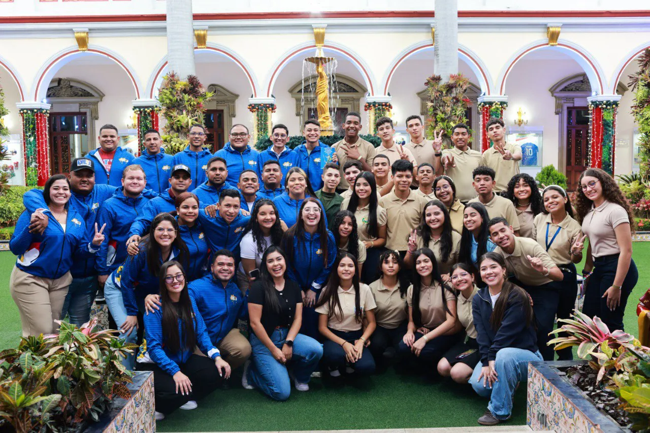 dirigentes estudiantiles de la FVEU y FEVEM, en el Palacio de Miraflores.