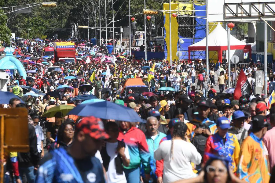 Personas participan en una marcha en el marco del Día de la Juventud, en Caracas, Venezuela. (Xinhua/Marcos Salgado)