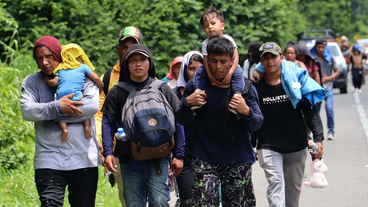 Grupo de migrantes camino hacia otros países. Imagen cortesía France 24