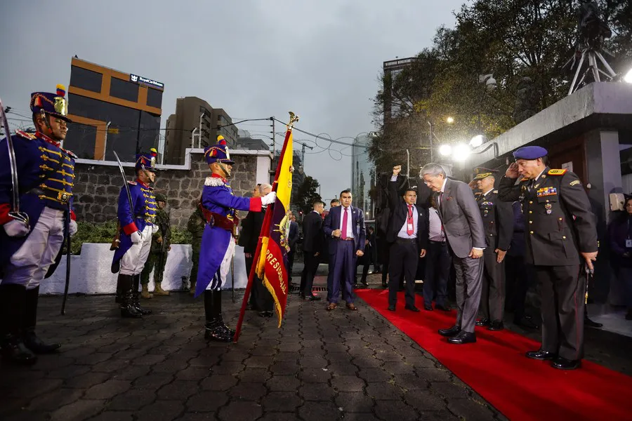 presidente ecuatoriano, Guillermo Lasso (2-d), asistiendo a las instalaciones del Consejo Nacional Electoral (CNE).