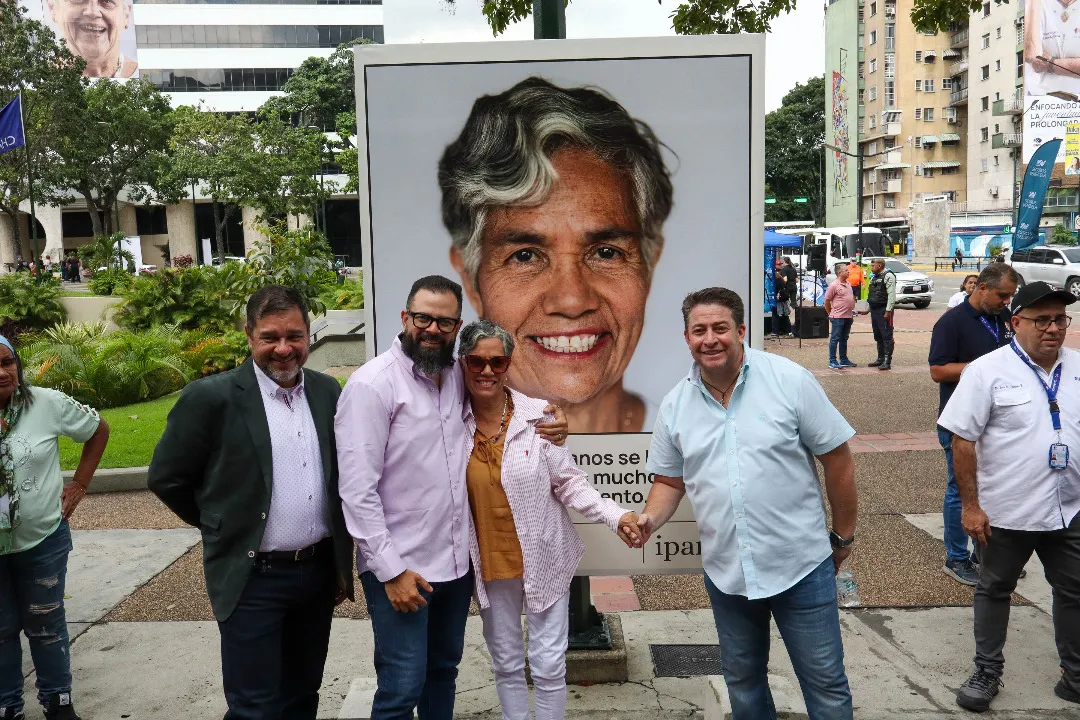 Alcalde de Chacao inaugurando exposición de Ipaniza  