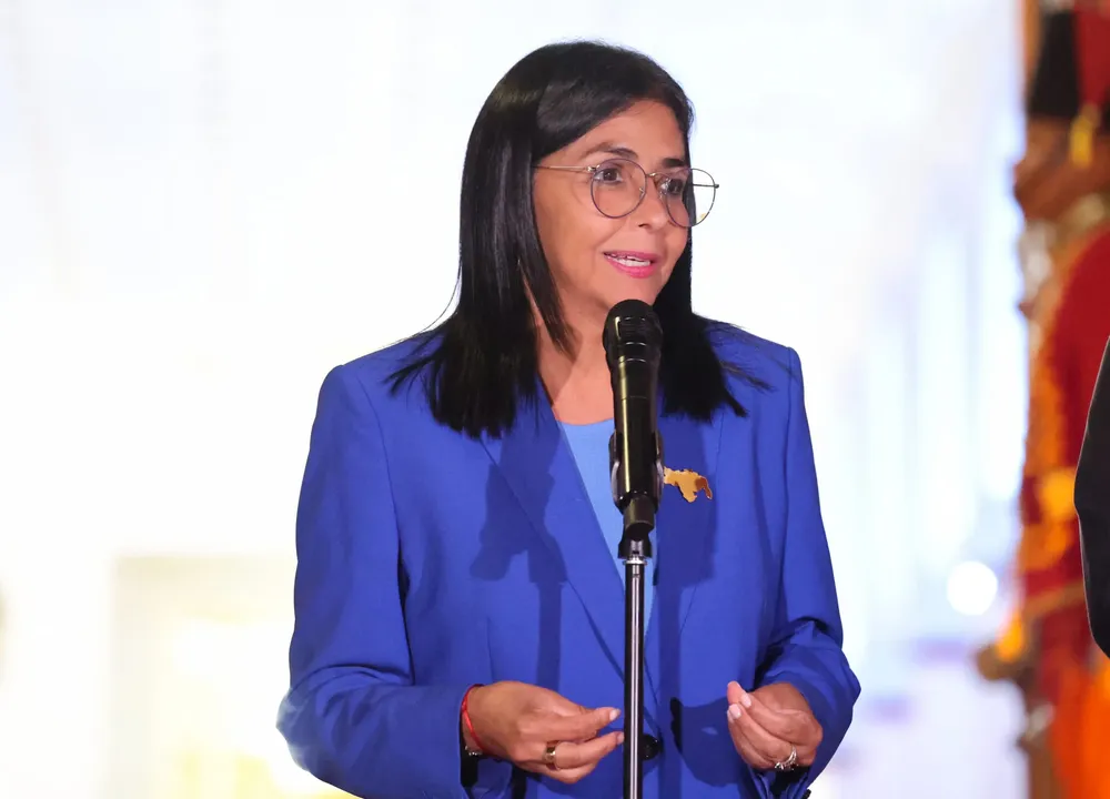 Delcy Rodríguez, presidenta encargada de Venezuela, firma la Ley de Amnistía General.