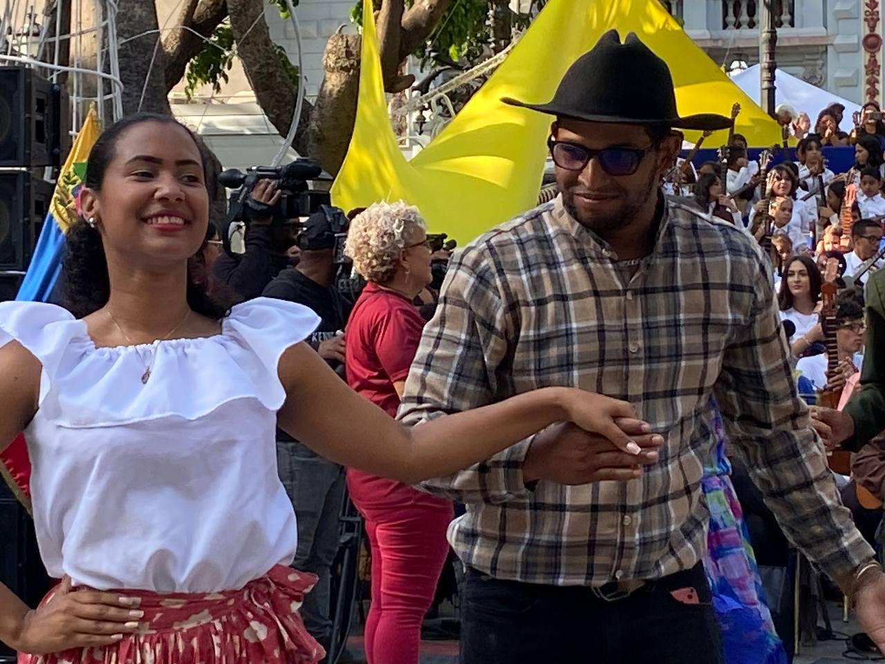 Bailarines de joropo en la plaza Bolívar, de la ciudad de Caracas. Foto ElMartilloVen - José Mireles Alcalá. 