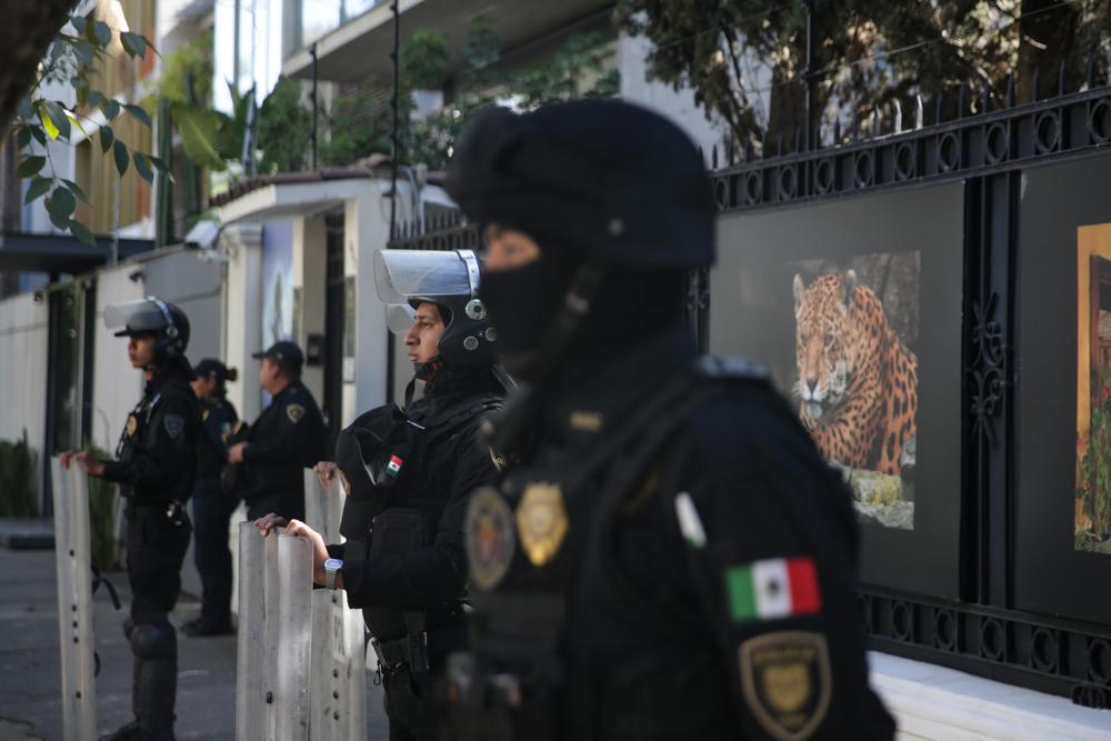 Elementos de la Policía mexicana resguardan la Embajada de Ecuador en México. Foto Xinhua.