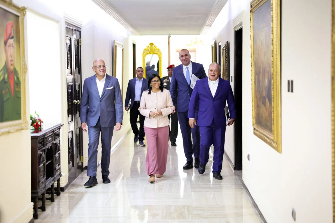 Delcy-Rodriguez, acompañada de Jorge-Rodriguez, Larry Davoe, DiosdadoCabello.