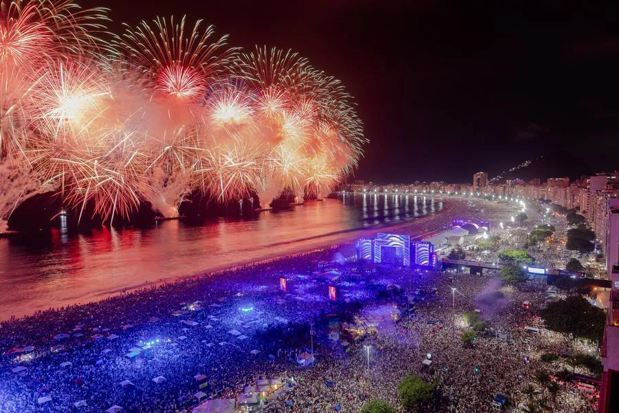 Fuegos artificiales iluminan el cielo sobre de Copacabana en la celebración del Año Nuevo (Xinhua/Gabriel Monteiro)