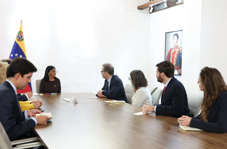 Presidenta de Venezuela, Delcy Rodríguez, sostiene un encuentro institucional con Federico Borrello