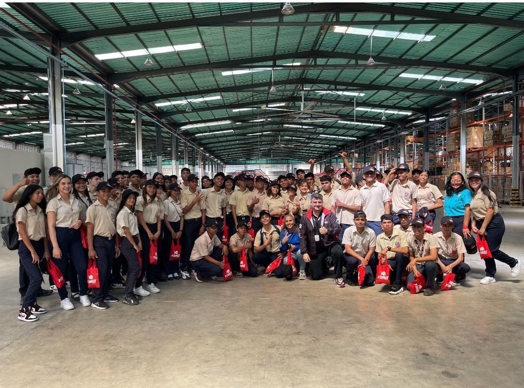 Estudiantes en la fabrica de Motos Toro.