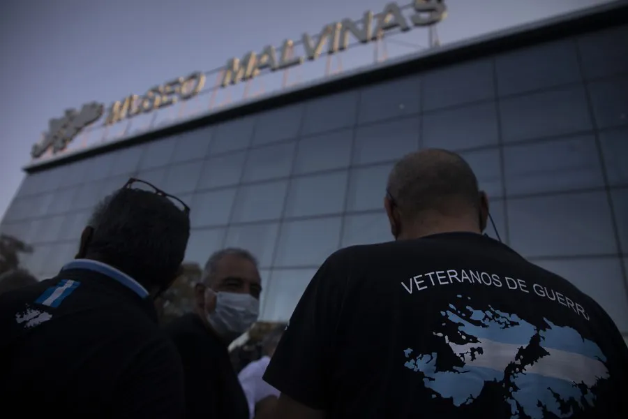 Excombatientes del conflicto bélico en las Islas Malvinas asisten al acto de lanzamiento de la "Agenda Malvinas 40 Años" en el Museo Malvinas e Islas del Atlántico Sur, en Buenos Aires, capital de Argentina, el 3 de enero de 2022. (Xinhua/Martín Zabala)