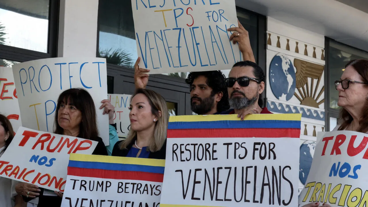 Migrantes venezolanos protestando por el TPS. Imagen cortesía France 24