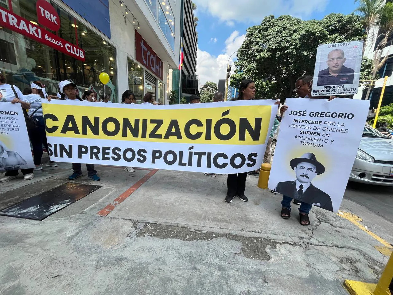 Familiares de presos políticos protestan en la embajada de Italia.