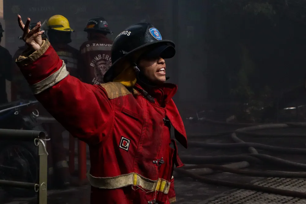 Bomberos de Caracas atienden incendio estructural en la parroquia Santa Rosalía. Foto: Mario Flores / ElMartilloVen