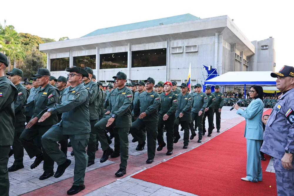 Delcy Rodríguez presidenta encargada de Venezuela, junto a militares de la FANB.