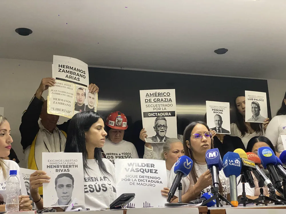 Famiiares de presos políticos en rueda de prensa.