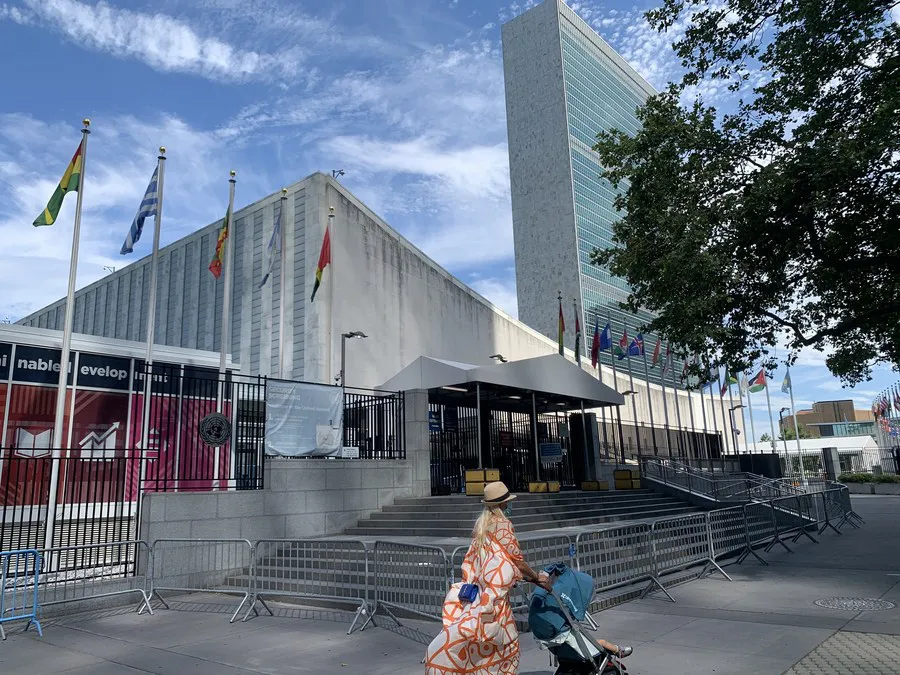 Imagen del 20 de julio de 2020 de una mujer caminando frente a la sede de la Organización de las Naciones Unidas (ONU), en Nueva York, Estados Unidos. (Xinhua/Wang Jiangang)