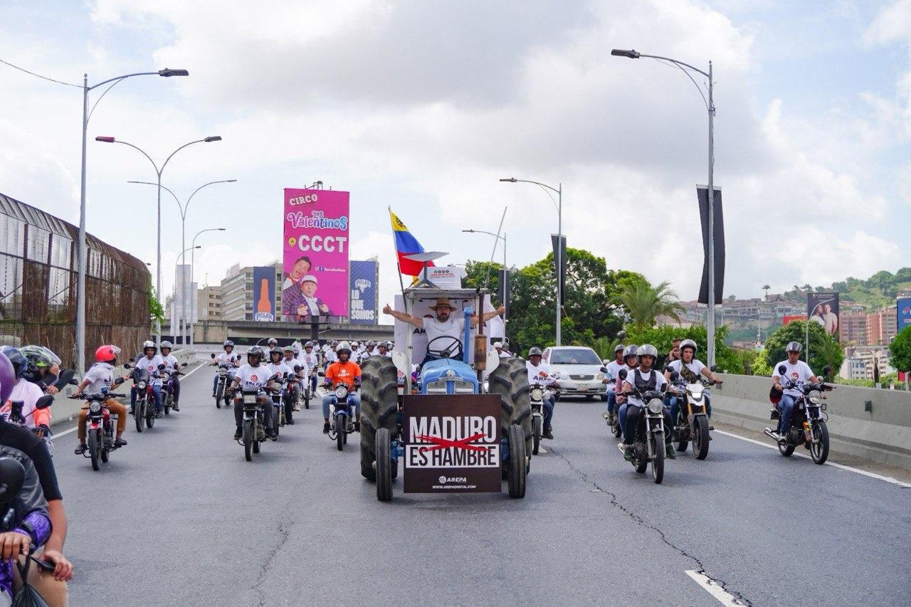 Daniel Ceballos, candidato presidencial del partido Arepa Digital recorre Caracas en un tractor, como parte de su inicio de Campaña Electoral. Foto: Prensa Arepa Digital. 