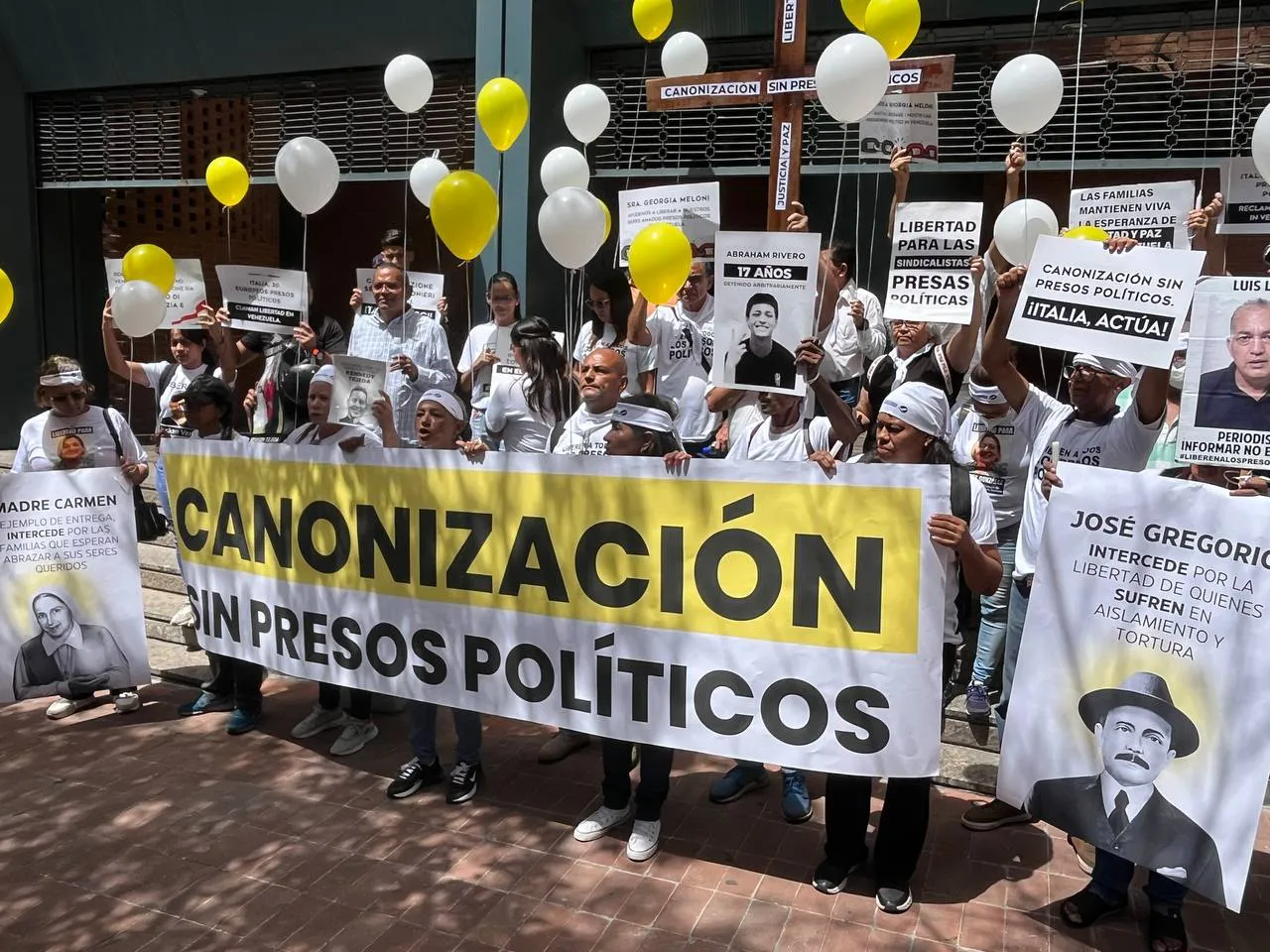 Familiares de presos políticos protestan en la embajada de Italia.