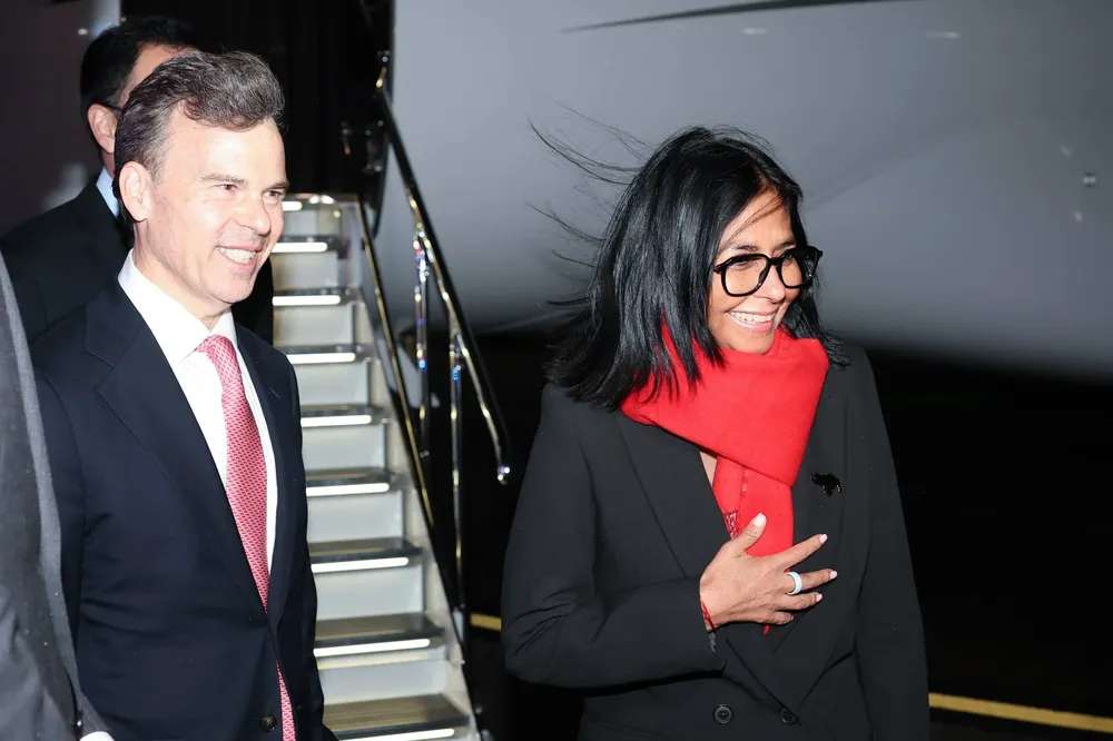 Delcy Rodríguez llega a Nueva York y es recibida por Jhon Barrett