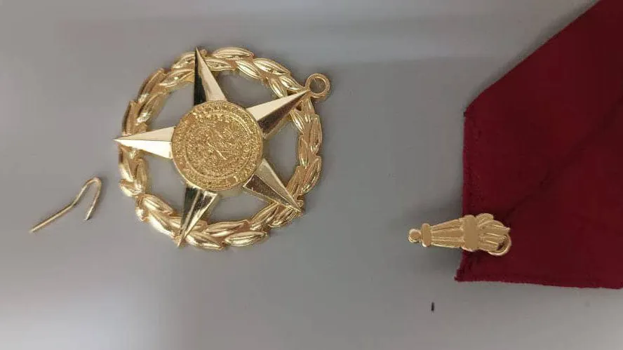 Medalla UCV rota. Foto: Viva La UCV