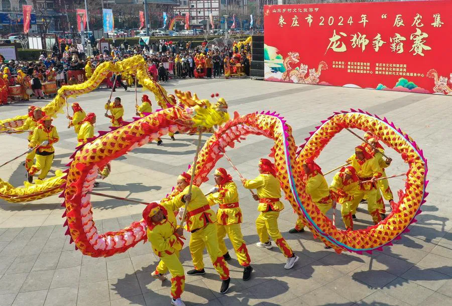 Artistas folclóricos ofrecen un espectáculo de danza del dragón, en la ciudad de Zaozhuang. Xinhua/Song Haicun)