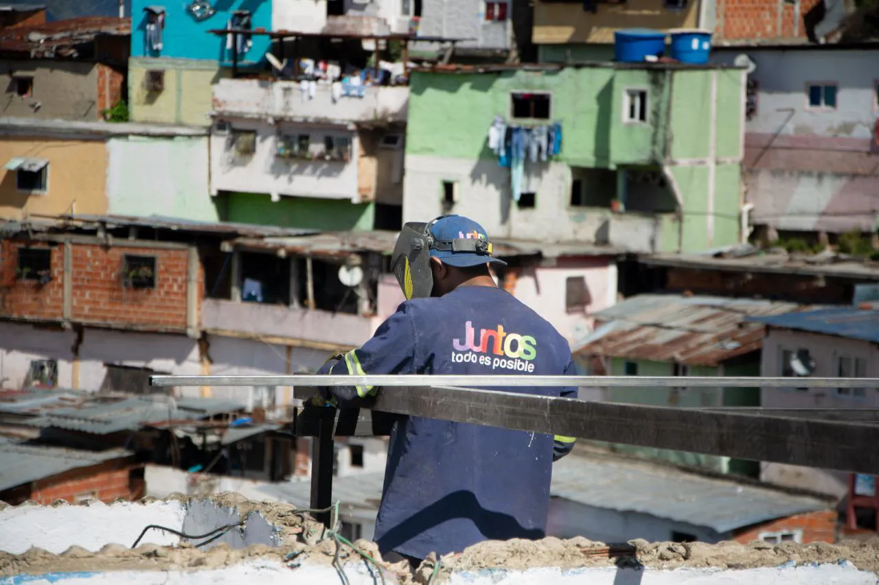 Trabajadores de la Corporación Juntos Todo Es Posible en el Barrio Primero de Mayo de Caracas. Foto: Babel Nieves
