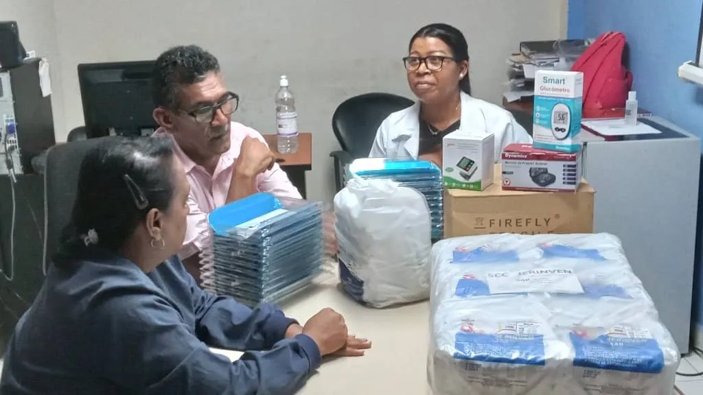 Entregan insumos médicos a espacios de Salud del Municipio Paz Castillo. 