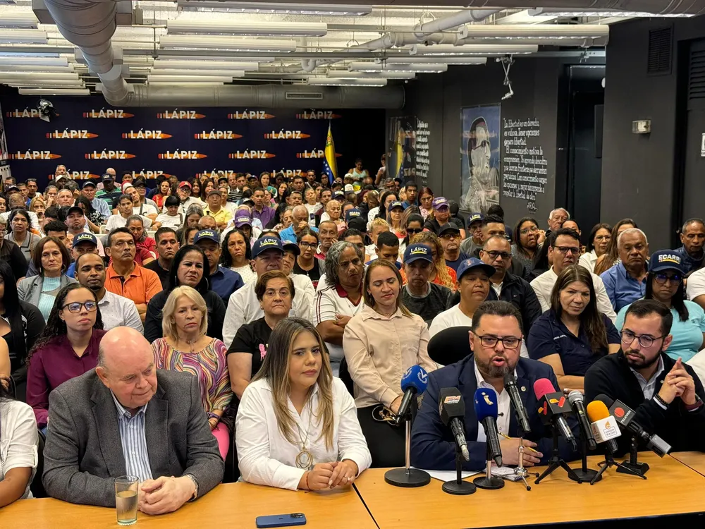 Miembros de Alianza de El Lápiz en rueda de prensa