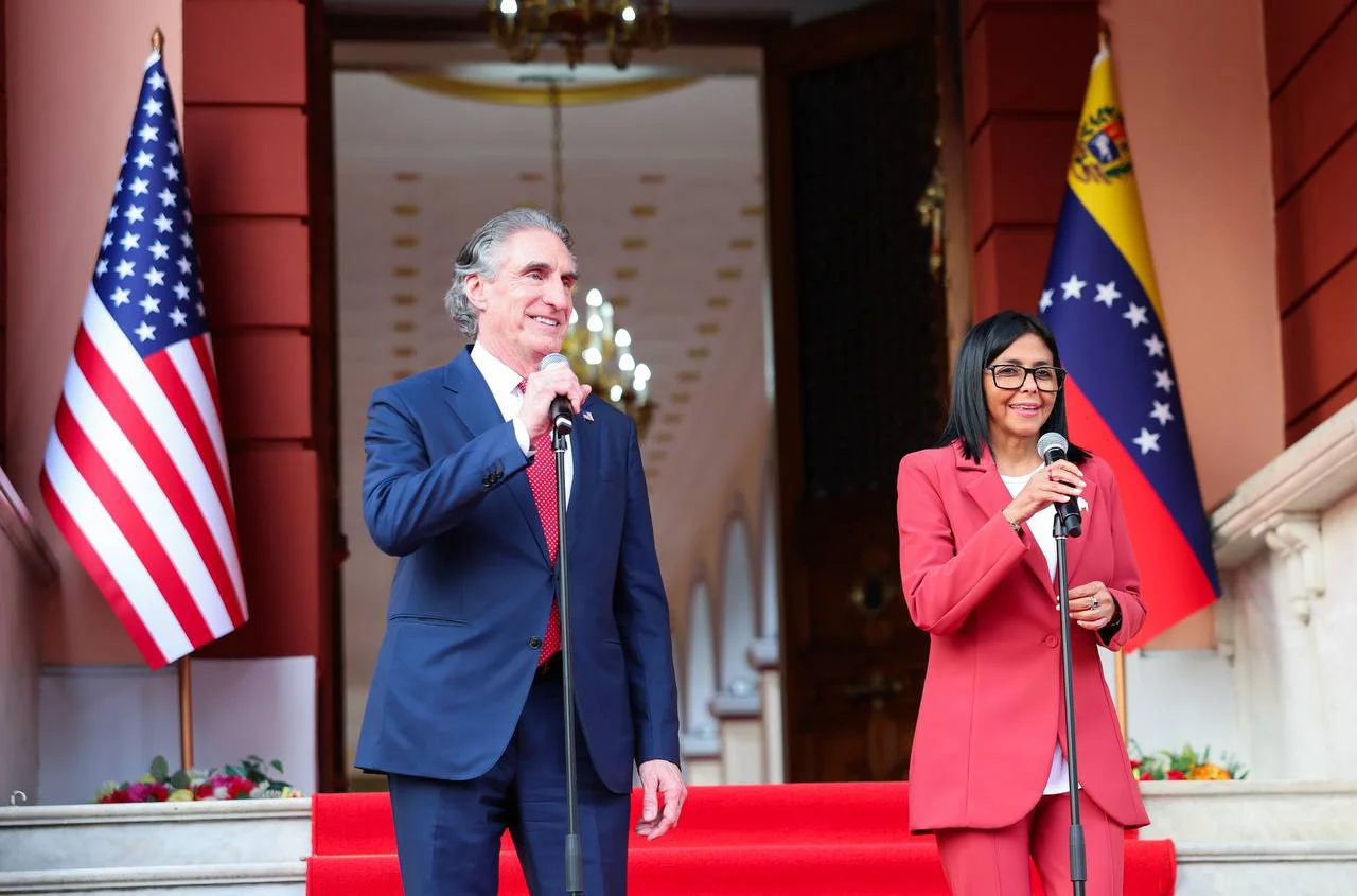 Delcy Rodríguez recibió al secretario de Interior de EEUU en el Palacio de Miraflores
