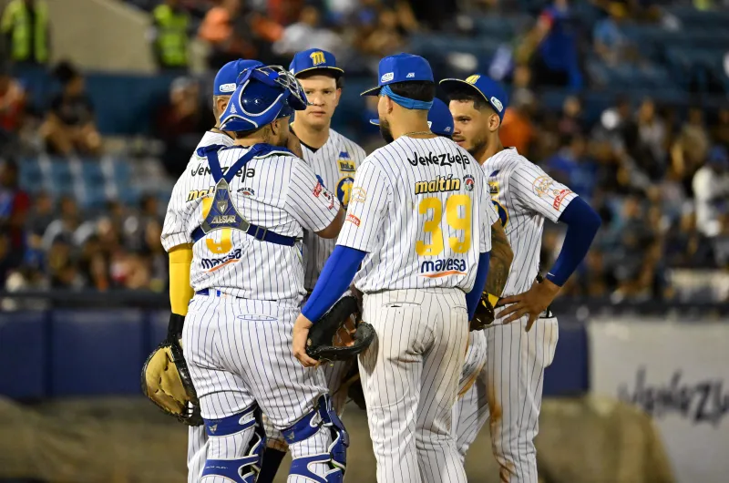 Jugadores de mNavegantes del Magallanes en su primer juego de la temporada 2025-2026. Foto: Prensa Magallanes BBC