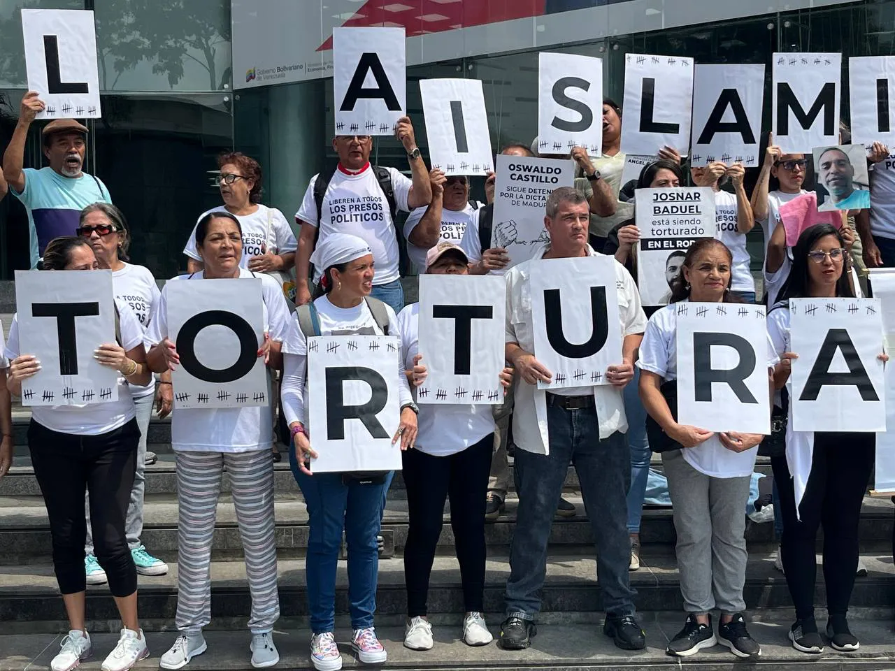 Activistas y familiares de presos políticos a las afueras del PNUD